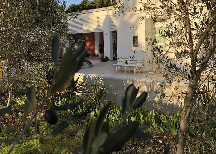 Loggia Dei Lezzi 3* נוצ'י